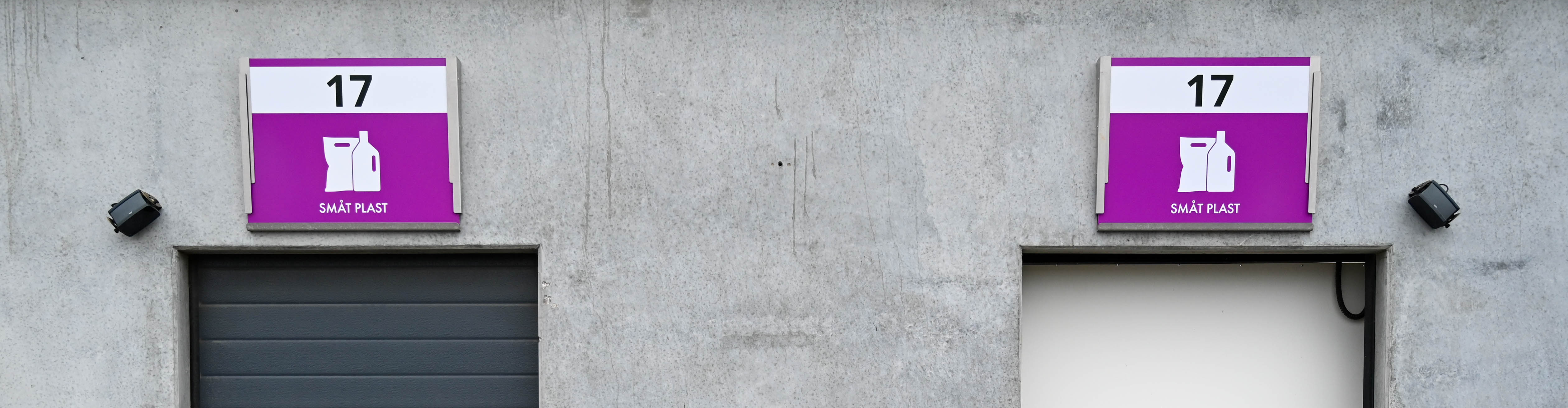 To lilla skilte i holdere over indkast for 